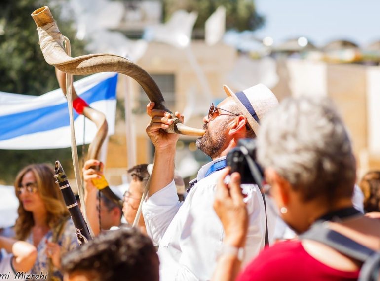 כניסה לבר מצווה - מגשימים לכם חלום
